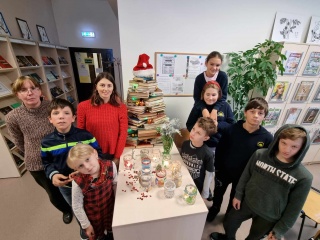 Kalėdinių žibintų gaminimo edukacija Pabradės miesto bibliotekoje